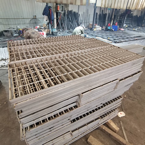 化工廠用不銹鋼鋼格板鋼格柵：防滑、防腐相結(jié)合