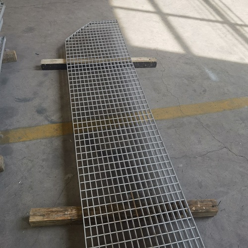 地鐵站臺(tái)鋼格板防滑處理：避免雨天事故！